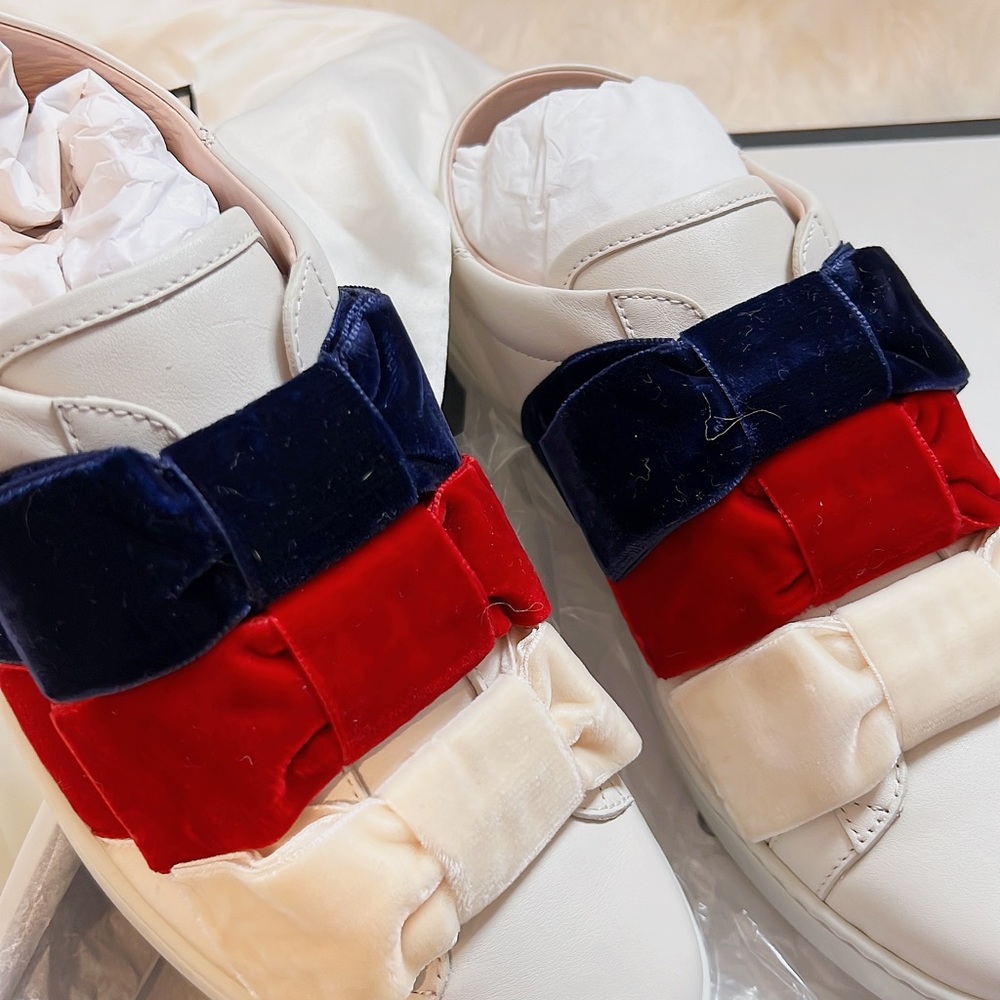 Brand: Gucci women’s Leather& velvet bow sneakers